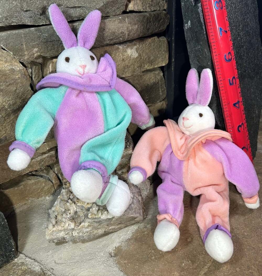 VTG Russ Berrie Little White color block Jester Clown Bunnies . Peach, Green